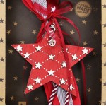 Χριστουγεννιάτικο γούρι 2026 χειροποίητο ξύλινο σε σχήμα αστέρι με κόκκινη απόχρωση