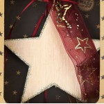 Χριστουγεννιάτικο χειροποίητο ξύλινο γούρι 2026 με σχήμα αστεριού με φινίρισμα γκλίτερ διακόσμηση  33 εκ