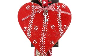 Χριστουγεννιάτικο γούρι 2026 χειροποίητο ξύλινο σε σχήμα καρδιάς με κόκκινη απόχρωση