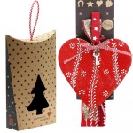 Χριστουγεννιάτικο γούρι 2026 χειροποίητο ξύλινο σε σχήμα καρδιάς με κόκκινη απόχρωση