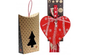 Χριστουγεννιάτικο γούρι 2026 χειροποίητο ξύλινο σε σχήμα καρδιάς με κόκκινη απόχρωση