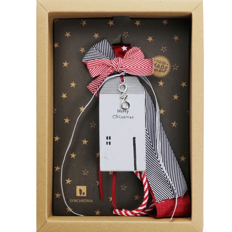 Χριστουγεννιάτικο χειροποίητο ξύλινο γούρι 2026 με σχήμα σπιτιού και φράση Merry Christmas 33 εκ