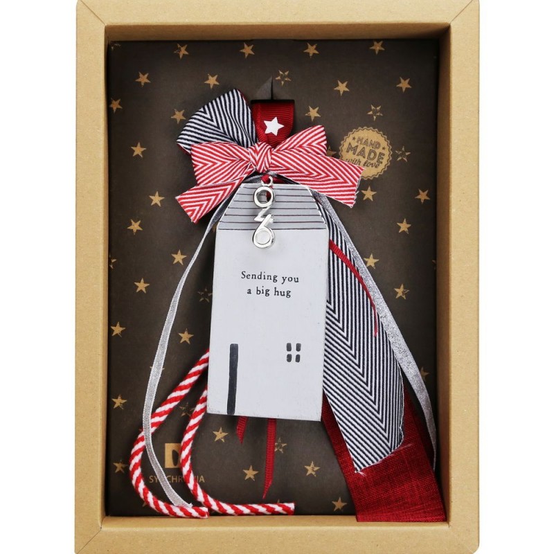 Χριστουγεννιάτικο χειροποίητο ξύλινο γούρι 2026 με σχήμα σπιτιού και φράση Sending you a big hug 33 εκ