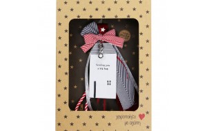 Χριστουγεννιάτικο χειροποίητο ξύλινο γούρι 2026 με σχήμα σπιτιού και φράση Sending you a big hug 33 εκ