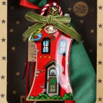 Χριστουγεννιάτικο γούρι 2026 χειροποίητο μεταλλικό σε σχήμα σπιτιού με κόκκινη απόχρωση