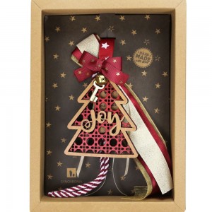 Χριστουγεννιάτικο γούρι 2026 χειροποίητο ξύλινο σε σχήμα δέντρου με επιγραφή Joy