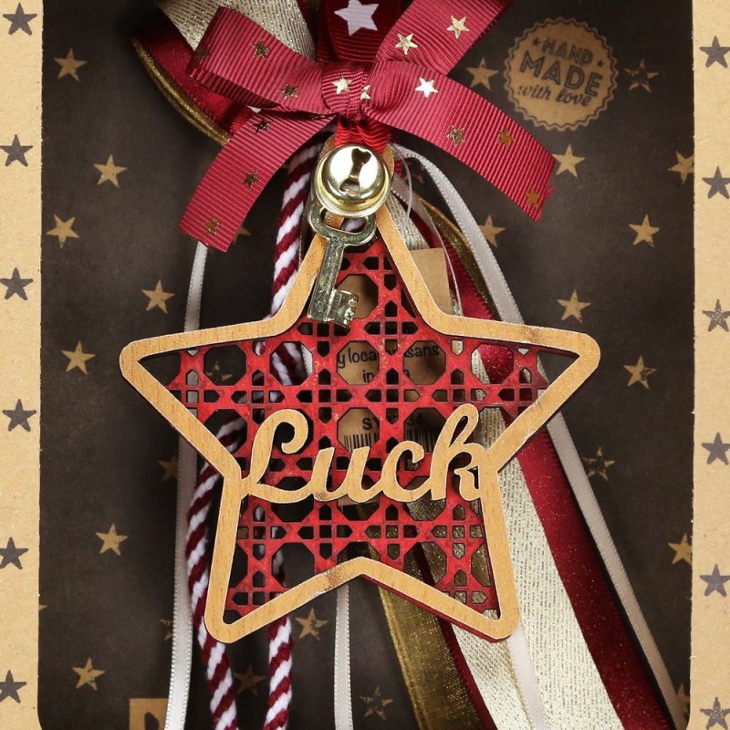 Χριστουγεννιάτικο γούρι 2026 χειροποίητο ξύλινο σε σχήμα αστέρι με επιγραφή Luck