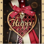 Χριστουγεννιάτικο γούρι 2026 χειροποίητο ξύλινο σε σχήμα καρδιάς με επιγραφή Happy