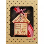 Χριστουγεννιάτικο γούρι 2026 χειροποίητο ξύλινο σε σχήμα σπιτιού σε φυσική απόχρωση