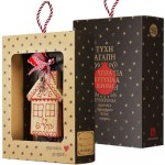 Χριστουγεννιάτικο γούρι 2026 χειροποίητο ξύλινο σε σχήμα σπιτιού σε φυσική απόχρωση