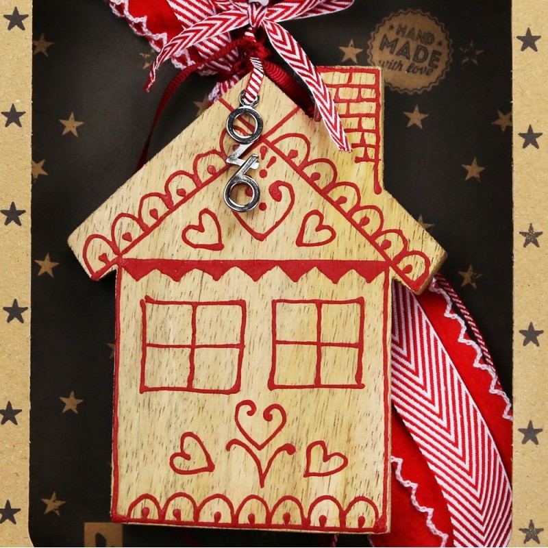 Χριστουγεννιάτικο γούρι 2026 χειροποίητο ξύλινο σε σχήμα σπιτιού σε φυσική απόχρωση