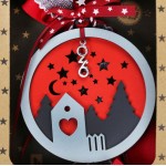 Χριστουγεννιάτικο χειροποίητο ξύλινο γούρι 2026 με στρογγυλό σχήμα σε κόκκινο απόχρωση 27 εκ