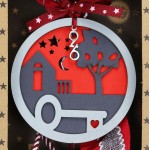 Χριστουγεννιάτικο χειροποίητο ξύλινο γούρι 2026 σε γκρι απόχρωση με στρογγυλό σχήμα 27 εκ