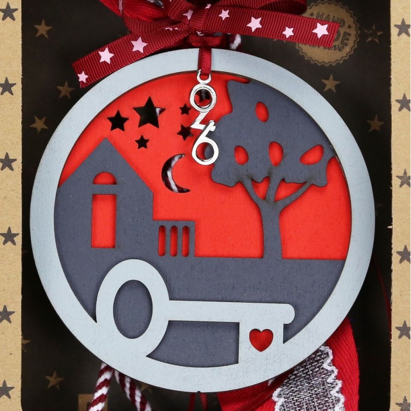 Χριστουγεννιάτικο χειροποίητο ξύλινο γούρι 2026 σε γκρι απόχρωση με στρογγυλό σχήμα 27 εκ