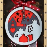 Χριστουγεννιάτικο χειροποίητο ξύλινο γούρι 2026 με στρογγυλό σχήμα σε γκρι απόχρωση 27 εκ