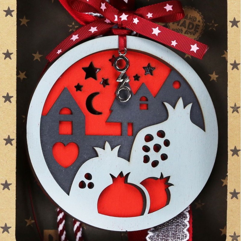 Χριστουγεννιάτικο χειροποίητο ξύλινο γούρι 2026 με στρογγυλό σχήμα σε γκρι απόχρωση 27 εκ