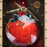 Χριστουγεννιάτικο χειροποίητο μεταλλικό γούρι 2026 με σχήμα ρόδι σε κόκκινο χρώμα και πέταλο 27 εκ