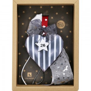 Χριστουγεννιάτικο μεταλλικό χειροποίητο γούρι 2026 με σχήμα καρδιάς σε γκρι ριγέ απόχρωση και ασημί αστέρι 10 εκ