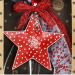 Χριστουγεννιάτικο μεταλλικό χειροποίητο γούρι 2026 με σχήμα καρδιάς σε κόκκινο πουά χρώμα 12 εκ