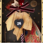 Χριστουγεννιάτικο ξύλινο χειροποιήτο γούρι 2026 με σχήμα φύλλου σε φυσική απόχρωση και κόκκινη κορδέλα 10 εκ