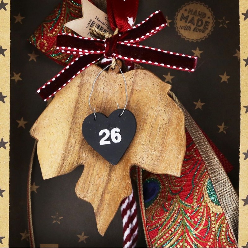 Χριστουγεννιάτικο ξύλινο χειροποιήτο γούρι 2026 με σχήμα φύλλου σε φυσική απόχρωση και κόκκινη κορδέλα 10 εκ