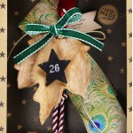 Χριστουγεννιάτικο ξύλινο χειροποιήτο γούρι 2026 με σχήμα φύλλου σε φυσική απόχρωση και πράσινη κορδέλα 10 εκ