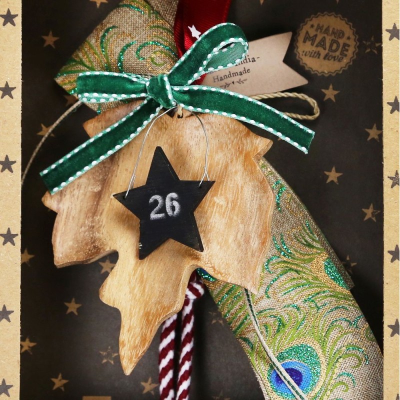 Χριστουγεννιάτικο ξύλινο χειροποιήτο γούρι 2026 με σχήμα φύλλου σε φυσική απόχρωση και πράσινη κορδέλα 10 εκ