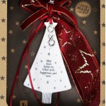 Χριστουγεννιάτικο χειροποίητο γούρι 2026 από πορσελάνη με σχήμα δέντρου και φράση May your Home... 27 εκ