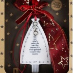 Χριστουγεννιάτικο χειροποίητο γούρι 2026 από πορσελάνη με σχήμα δέντρου και φράση Under the Tree... 27 εκ