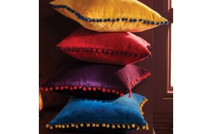 Βελούδινο μαξιλάρι σε δαμασκηνί χρώμα με πομ πομ 45x45 εκ