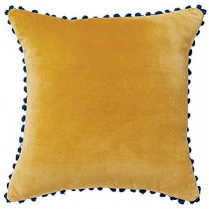 Βελούδινο μαξιλάρι σε κίτρινο χρώμα με πομ πομ 45x45 εκ