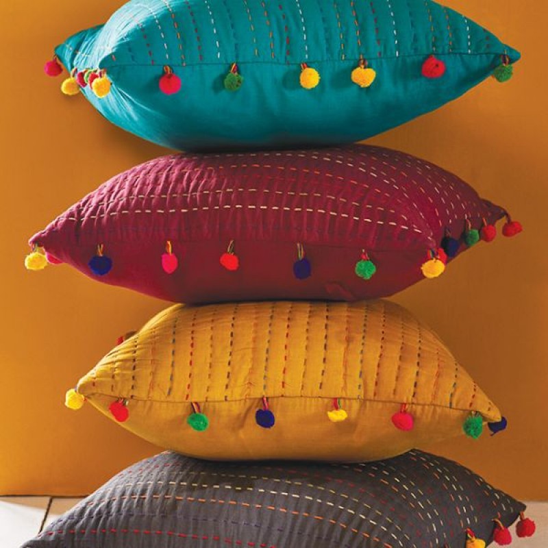 Βαμβακερό μαξιλάρι Kantha σε πετρόλ χρώμα με πομ πομ 45x45 εκ