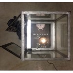 Pablo μεταλλικό επιτραπέζιο φωτιστικό με σχήμα κύβου σε γκρι απόχρωση 10x10 εκ