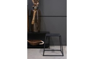 Ravnholt μεταλλικό σκαμπό σε μαύρο χρώμα με δερμάτινο κάθισμα 46x46 εκ