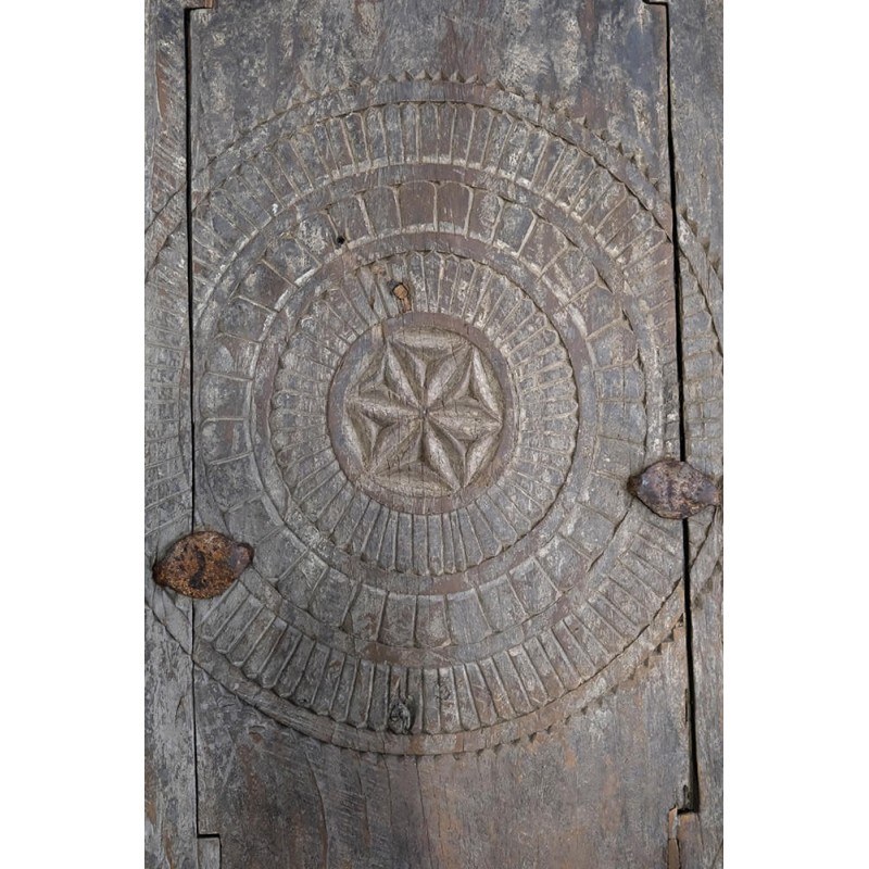 Indian door ξύλινο ορθογώνιο τραπέζι σαλονιού με επιφάνεια από χειροποίητο σκαλιστό ανάγλυφο σχέδιο 150x81x44 εκ