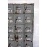 Αυθεντική αναπαλαιωμένη μεταλλική ντουλαπιέρα με 32 θέσεις σε γκρι αντικέ απόχρωση 84x33x178 εκ