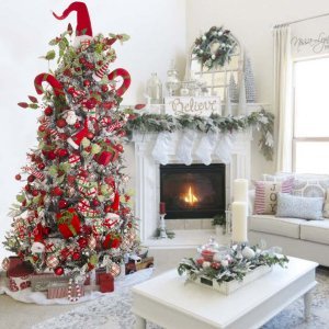 The Christmas Kiss Πρόταση στολισμού με δέντρο Montana Frosted με 139 στολίδια και 1200 led λαμπάκια σε ύψος 210 εκ