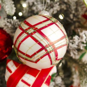 The Christmas Kiss ολοκληρωμένη διακόσμηση Χριστουγεννιάτικου δέντρου με 134 στολίδια