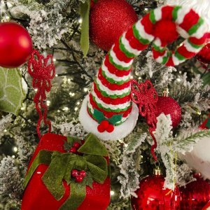 The Christmas Kiss Πρόταση στολισμού με δέντρο Montana Frosted με 139 στολίδια και 1200 led λαμπάκια σε ύψος 210 εκ