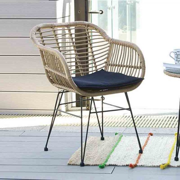 Μικρό μπαλκόνι με θέα θάλασσα και bistro set για πρωινό καφέ.