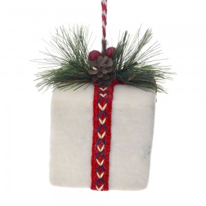 Χριστουγεννιάτικο στολίδι με σχήμα δώρου σε λευκό χρώμα σετ τεσσάρων τεμαχίων 8x8x10 εκ