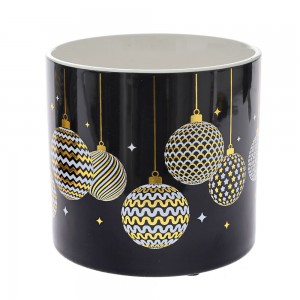 Κεραμικό κασπώ σε μαύρο χρώμα με παράσταση από χριστουγεννιάτικες μπάλες σε χρυσή απόχρωση 13x12 εκ