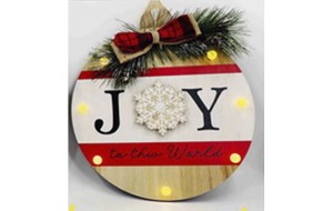 Ξύλινη στρογγυλή κρεμαστή χριστουγεννιάτικη πινακίδα joy με φως 29x4x29 εκ