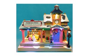 North Pole χριστουγεννιάτικο σκηνικό με σταθμό τρένου με κίνηση και ενσωματωμένο φωτισμό 27x17x24 εκ