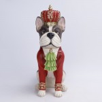 Χριστουγεννιάτικη διακοσμητική φιγούρα σκύλου σε κόκκινη απόχρωση από πολυρεζίνη με στολή και στέμμα 23x15x38 εκ Χριστουγεννιάτικη διακοσμητική φιγούρα σκύλου σε κόκκινη απόχρωση από πολυρεζίνη με στολή και στέμμα 23x15x38 εκ