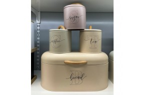 Σετ κουζίνας με μεταλλικά κουτία με ψωμιέρα σε κρεμ απόχρωση και δοχεία για καφέ ζάχαρη τσάι σε διάφορα χρώματα σετ τεσσάρων τεμαχίων 