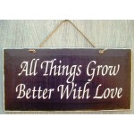 Ρετρό ξύλινος πίνακας χειροποίητος all things grow better with love 26x13 εκ