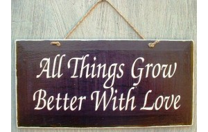 Ρετρό ξύλινος πίνακας χειροποίητος all things grow better with love 26x13 εκ