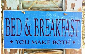 Ρετρό ξύλινος πίνακας χειροποίητος bed and breakfast you make both 26x13 εκ