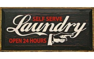 Ρετρό ξύλινος πίνακας χειροποίητος self serve laundry open 24 hours 26x13 εκ